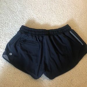 Lulu Lemon shorts (black hotty hot style)